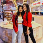 Pallavi Mukherjee Instagram - Celebrating memories while building new ones.❤️🎄 @jasmineroyofficial tongggg poooraaa #christmas #oldfriends #makingmemories #friendgoals #reddress #ootd #christmasmood🎄