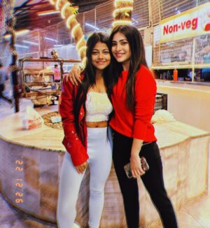 Pallavi Mukherjee Instagram - Celebrating memories while building new ones.❤️🎄
@jasmineroyofficial tongggg poooraaa

#christmas #oldfriends #makingmemories #friendgoals #reddress #ootd #christmasmood🎄