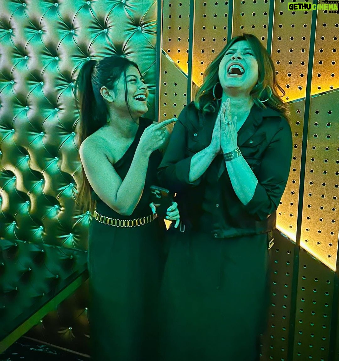 Pallavi Mukherjee Instagram - Be such a beautiful soul that people crave your vibes - and you are an example @mahimachaudhry1 ♥️♥️ And m still vibing on " dil hai tumhara " ♥️♥️ Grand opening of @bangtan_lounge , what an amazing BangTan vibeee🔥 #party #mahimachaudhry #candidmoments #blackdress #ootd #partyvibes #groove #music #livelifetothefullest #moments