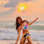 Pallavi Mukherjee Instagram – I dream in the colors of the sunset 🏝☀️🤍

#blurrysunset 

👙 @angelcroshet_swimwear 

#sunsetlovers #sunsetvibes #goldenhour #beachlife #phuketthailand #sunset🌅 #beachlife🌴 #blurrymode #sunday