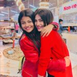 Pallavi Mukherjee Instagram - Celebrating memories while building new ones.❤️🎄 @jasmineroyofficial tongggg poooraaa #christmas #oldfriends #makingmemories #friendgoals #reddress #ootd #christmasmood🎄