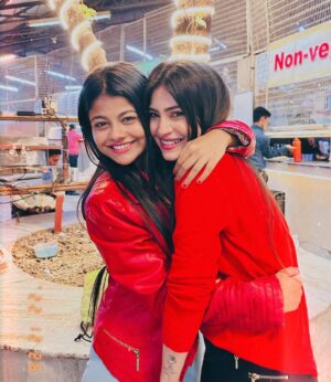 Pallavi Mukherjee Instagram - Celebrating memories while building new ones.❤️🎄
@jasmineroyofficial tongggg poooraaa

#christmas #oldfriends #makingmemories #friendgoals #reddress #ootd #christmasmood🎄