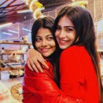 Pallavi Mukherjee Instagram - Celebrating memories while building new ones.❤️🎄 @jasmineroyofficial tongggg poooraaa #christmas #oldfriends #makingmemories #friendgoals #reddress #ootd #christmasmood🎄