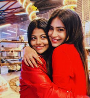 Pallavi Mukherjee Instagram - Celebrating memories while building new ones.❤️🎄
@jasmineroyofficial tongggg poooraaa

#christmas #oldfriends #makingmemories #friendgoals #reddress #ootd #christmasmood🎄
