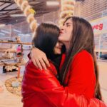 Pallavi Mukherjee Instagram - Celebrating memories while building new ones.❤️🎄 @jasmineroyofficial tongggg poooraaa #christmas #oldfriends #makingmemories #friendgoals #reddress #ootd #christmasmood🎄