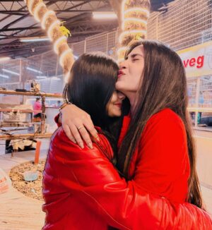 Pallavi Mukherjee Instagram - Celebrating memories while building new ones.❤️🎄
@jasmineroyofficial tongggg poooraaa

#christmas #oldfriends #makingmemories #friendgoals #reddress #ootd #christmasmood🎄