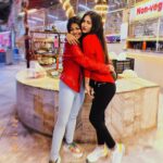 Pallavi Mukherjee Instagram - Celebrating memories while building new ones.❤️🎄 @jasmineroyofficial tongggg poooraaa #christmas #oldfriends #makingmemories #friendgoals #reddress #ootd #christmasmood🎄