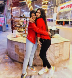 Pallavi Mukherjee Instagram - Celebrating memories while building new ones.❤️🎄
@jasmineroyofficial tongggg poooraaa

#christmas #oldfriends #makingmemories #friendgoals #reddress #ootd #christmasmood🎄