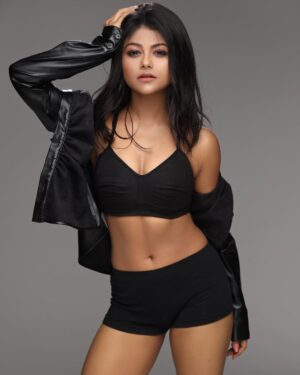 Pallavi Mukherjee Instagram - Na usko pata na uski khata
Main us pe mar gayi zara usko bata 😉

📷 @faizialiphotography 

#photoshoot #love #passion #instamood #black #photooftheday #fitness #beyourself #attitude #blessed