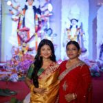 Pallavi Mukherjee Instagram - শুভ বিজয়া র মিষ্টিমাখা শুভেচ্ছা জানাই প্রিয়জনদের 🤍 @marygitasree 📷 @portraitdeewana Saree @odhniworld Styled by @styleitupwithraavi @littlepuffsofhappiness Hair @flawlesshair_by_sharmila #subhobijoya #durgapuja #durgapujo #mumbai #instagram #ootd #festivewear #festivevibes #saree #navratrispecial