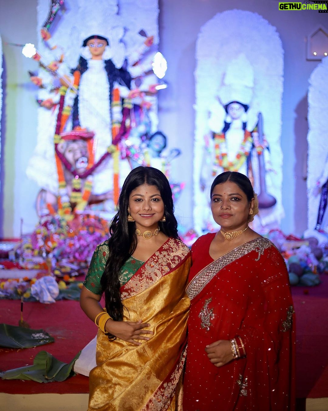 Pallavi Mukherjee Instagram - শুভ বিজয়া র মিষ্টিমাখা শুভেচ্ছা জানাই প্রিয়জনদের 🤍 @marygitasree 📷 @portraitdeewana Saree @odhniworld Styled by @styleitupwithraavi @littlepuffsofhappiness Hair @flawlesshair_by_sharmila #subhobijoya #durgapuja #durgapujo #mumbai #instagram #ootd #festivewear #festivevibes #saree #navratrispecial