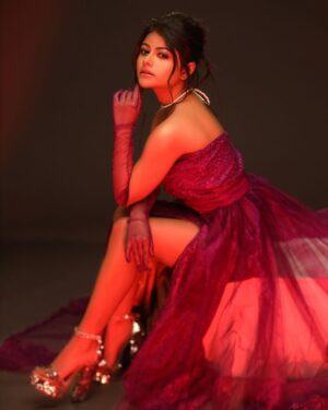 Pallavi Mukherjee Instagram - She loved mysteries so much that she became one ✨ 

📷 @faizialiphotography 
Stylist @stylebyayesha_ 
Mua @makeup_asfaque 
Hair @sunny_hairr @kavitaparmar5848 
👗 @anshu_designerlabel 

#photooftheday #oldsoul #msyterious #shadow #love #highfashion #lookoftheday #instafashion #lovethewayyouare