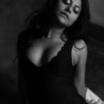 Pallavi Mukherjee Instagram - 🦂🖤 📷 @rafique_sayed Styled by @komal_hairandmakeup #potraitphotography #photoshoot #blackandwhite #potraitmood #instamood #fashionshoot Mumbai, Maharashtra