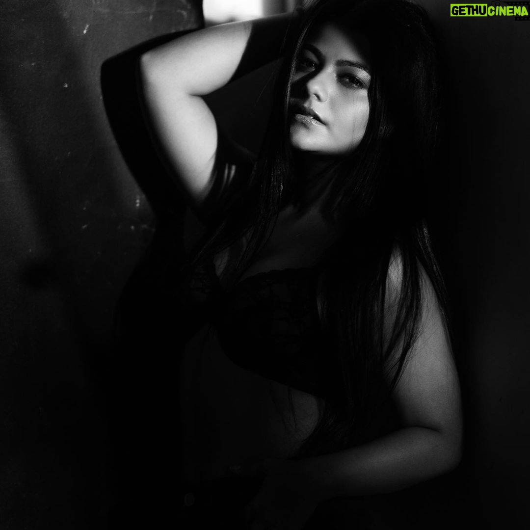 Pallavi Mukherjee Instagram - Fading to Black, yet feeling vibrant π€β¨ π· @rafique_sayed Styled by @komal_hairandmakeup #newlook #photoshoot #ootd #potrait #blackandwhite #newyear #photooftheday #potraitphotography Mumbai, Maharashtra