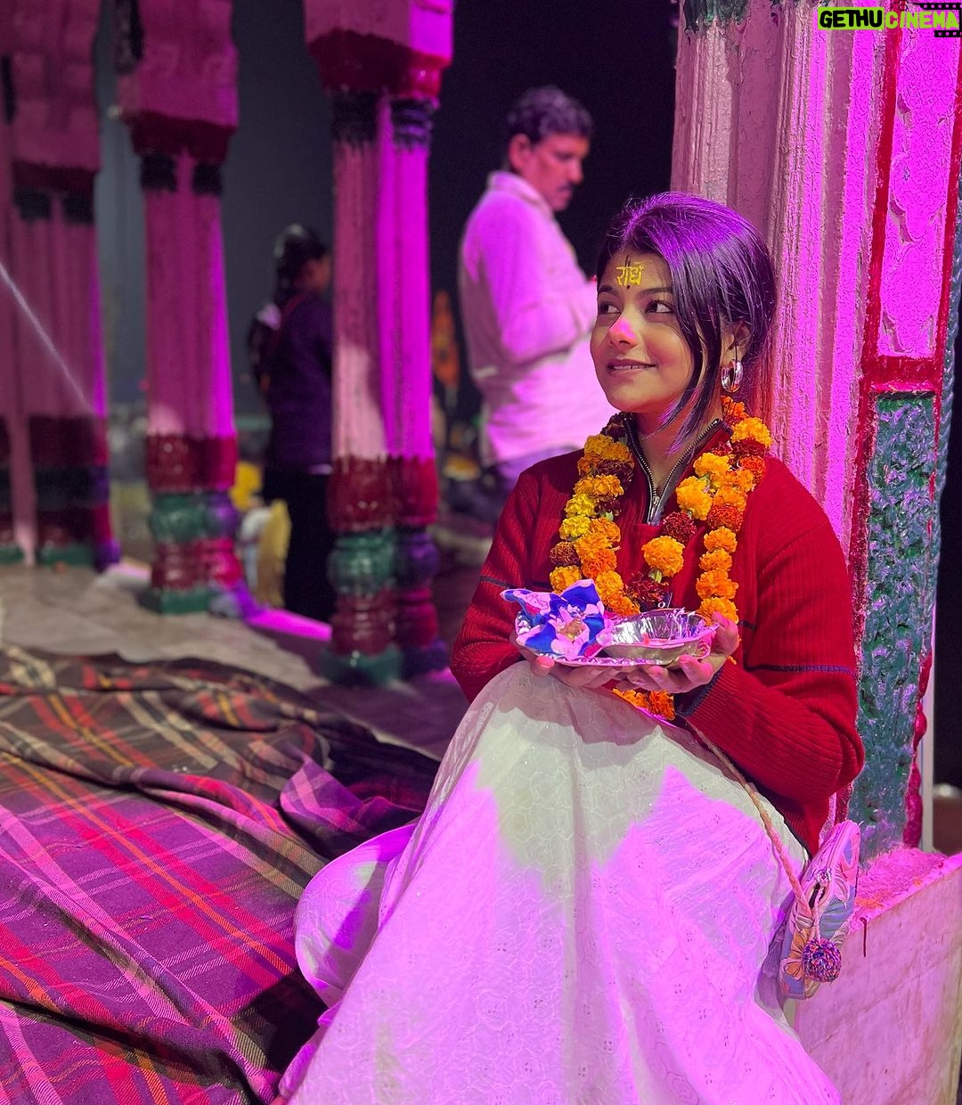 Pallavi Mukherjee Instagram - hoon main jahan, tum ho wahan Tum bin nahin hai kuchh yahaan 🌸✨🙏 Radhe radhe 🌸🌸 @krishna_valley_wellness_resort #vrindavan #yamunaarti #krishnalove #radhekrishna #mathura #radheradhe❤️ #peace Vrindavan