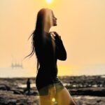 Pallavi Mukherjee Instagram - "The sun’s fiery kiss to the night" ☀️💛 #myfavouritehouroftheday #sunset #sunsetlovers #mood #goldenhour #mumbai #universe #loveislove #hopeisreal Mumbai, Maharashtra