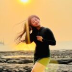 Pallavi Mukherjee Instagram - "The sun’s fiery kiss to the night" ☀️💛 #myfavouritehouroftheday #sunset #sunsetlovers #mood #goldenhour #mumbai #universe #loveislove #hopeisreal Mumbai, Maharashtra