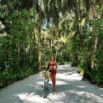 Pamela Reif Instagram - anzeige | Week 1 - Photo Dump 🌴♥️♥️♥️ 1 - competing with the height of the palm trees. 1,63m vs…..? How tall are they, what do you think? 👀🕵🏻‍♀️ 2 - that’s the path to breakfast. So pretty!! 🌴🚲 Hi I’m Jane - where is my Tarzan? 3 - taking afternoon naps became my strength 😂💤 I wrote down lots of selfcare goals and this seemed to be the most powerful one 4 - sunset view from the pavilion in our room 5 - met the pastry chef for a Pam App recipe! 👨🏻‍🍳 I tried a different cake every day (haha) and decided to bake this one with him 🍰 so yummyyyyy 6 - our beautiful terrace 7 - 50 shades of blue in my breakfast view #thisrhymes 8 - floating breakfast on a hot day 🍳🥐 9 - brown rice & chicken porridge, papaya, croissannnnnts, scrambled eggs with veggies, coconut chia pudding & the genius toast made from dehydrated veggies, nuts & seeds 10 - kiss kiss in the super shallow lagoon. Look, I can stannnnnd 🐠 📍In case you haven’t noticed in my stories: This island was a dream to us! Super private, high-class in a cute Maldivian way, healthy food, rather silent (no pool gymnastics, no noisy hotel guests,…) incredible palm trees (they were natural on this island before the hotel was built, that’s why they are so huge) and a wonderful energy. Definitely in the top 3 of our all-time favorite Maldives hotels! 📍@comomaalifushi, booked via my go-to agency @maledivenreisen 🌴 COMO Maalifushi, Maldives