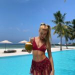 Pamela Reif Instagram - anzeige - excuse me, is this a dream or real life? 🥥🥹 location so beautiful, it‘s better than a green screen 🌴 4 days into our travel, the weather is perfect, I can’t stop staring at the beauty of the palm trees and the ocean & the calm and private energy here is relaxing me a lot. Of course I also try to not film other hotel guests in my stories (for their privacy) but I definitely don’t have a hard time with that 🥸 lots of space, privacy & silence. L-o-v-e. 📍@comomaalifushi, booked via my go-to agency @maledivenreisen 🌴 COMO Maalifushi, Maldives