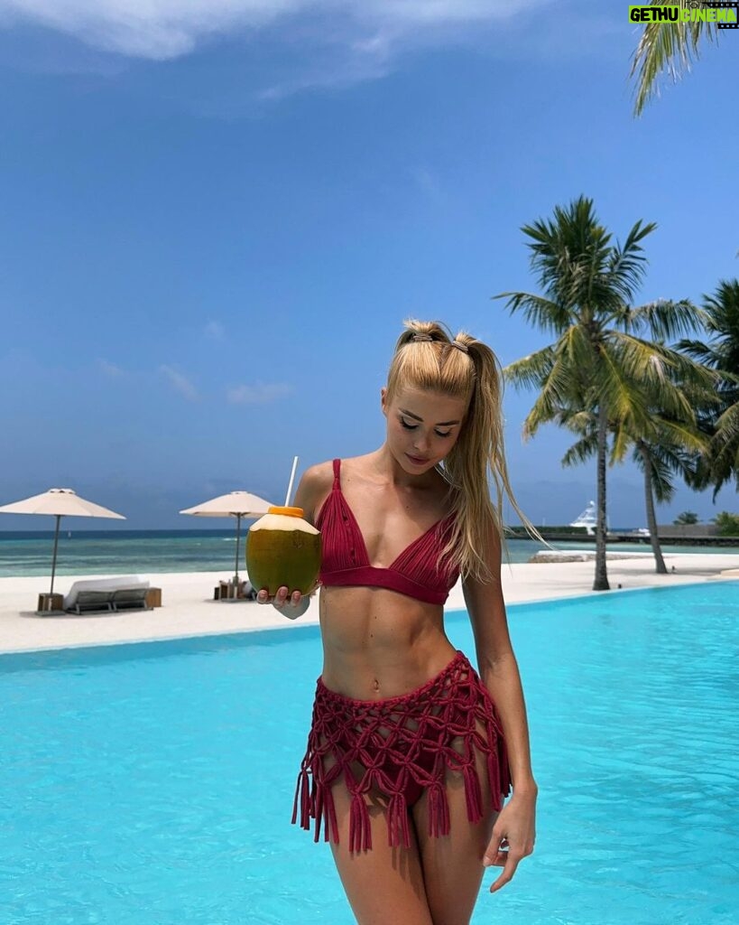 Pamela Reif Instagram - anzeige - excuse me, is this a dream or real life? 🥥🥹 location so beautiful, it‘s better than a green screen 🌴 4 days into our travel, the weather is perfect, I can’t stop staring at the beauty of the palm trees and the ocean & the calm and private energy here is relaxing me a lot. Of course I also try to not film other hotel guests in my stories (for their privacy) but I definitely don’t have a hard time with that 🥸 lots of space, privacy & silence. L-o-v-e. 📍@comomaalifushi, booked via my go-to agency @maledivenreisen 🌴 COMO Maalifushi, Maldives