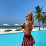 Pamela Reif Instagram - anzeige - excuse me, is this a dream or real life? 🥥🥹 location so beautiful, it‘s better than a green screen 🌴 4 days into our travel, the weather is perfect, I can’t stop staring at the beauty of the palm trees and the ocean & the calm and private energy here is relaxing me a lot. Of course I also try to not film other hotel guests in my stories (for their privacy) but I definitely don’t have a hard time with that 🥸 lots of space, privacy & silence. L-o-v-e. 📍@comomaalifushi, booked via my go-to agency @maledivenreisen 🌴 COMO Maalifushi, Maldives