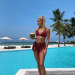 Pamela Reif Instagram - anzeige - excuse me, is this a dream or real life? 🥥🥹 location so beautiful, it‘s better than a green screen 🌴 4 days into our travel, the weather is perfect, I can’t stop staring at the beauty of the palm trees and the ocean & the calm and private energy here is relaxing me a lot. Of course I also try to not film other hotel guests in my stories (for their privacy) but I definitely don’t have a hard time with that 🥸 lots of space, privacy & silence. L-o-v-e. 📍@comomaalifushi, booked via my go-to agency @maledivenreisen 🌴 COMO Maalifushi, Maldives