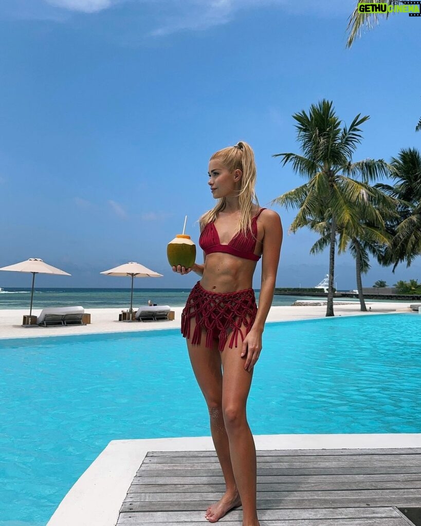 Pamela Reif Instagram - anzeige - excuse me, is this a dream or real life? 🥥🥹 location so beautiful, it‘s better than a green screen 🌴 4 days into our travel, the weather is perfect, I can’t stop staring at the beauty of the palm trees and the ocean & the calm and private energy here is relaxing me a lot. Of course I also try to not film other hotel guests in my stories (for their privacy) but I definitely don’t have a hard time with that 🥸 lots of space, privacy & silence. L-o-v-e. 📍@comomaalifushi, booked via my go-to agency @maledivenreisen 🌴 COMO Maalifushi, Maldives
