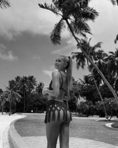 Pamela Reif Instagram - anzeige - excuse me, is this a dream or real life? 🥥🥹 location so beautiful, it‘s better than a green screen 🌴 4 days into our travel, the weather is perfect, I can’t stop staring at the beauty of the palm trees and the ocean & the calm and private energy here is relaxing me a lot. Of course I also try to not film other hotel guests in my stories (for their privacy) but I definitely don’t have a hard time with that 🥸 lots of space, privacy & silence. L-o-v-e. 📍@comomaalifushi, booked via my go-to agency @maledivenreisen 🌴 COMO Maalifushi, Maldives