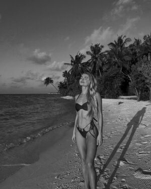 Pamela Reif Instagram - she’s back on the island 🌴