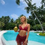 Pamela Reif Instagram - anzeige - excuse me, is this a dream or real life? 🥥🥹 location so beautiful, it‘s better than a green screen 🌴 4 days into our travel, the weather is perfect, I can’t stop staring at the beauty of the palm trees and the ocean & the calm and private energy here is relaxing me a lot. Of course I also try to not film other hotel guests in my stories (for their privacy) but I definitely don’t have a hard time with that 🥸 lots of space, privacy & silence. L-o-v-e. 📍@comomaalifushi, booked via my go-to agency @maledivenreisen 🌴 COMO Maalifushi, Maldives