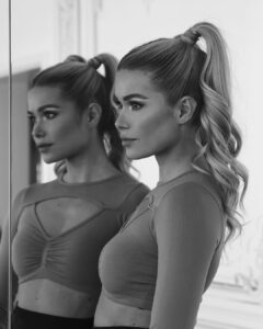 Pamela Reif Instagram - 🖤 Sailor Moon goes wannabe Techno 🥲😂 but because double holds better (‘doppelt hält besser’ - a very important German saying) I haaaaad toooo go for 2 ponytails - to make sure they survive the intense beats 🥸 How would you rate the new video from 1-10 regarding a) fun / boost of motivation b) difficulty of moves c) sweat heartbeat 🧈wishing you a Butterfass evening! 🌝 #insider #clowngefrühstückt