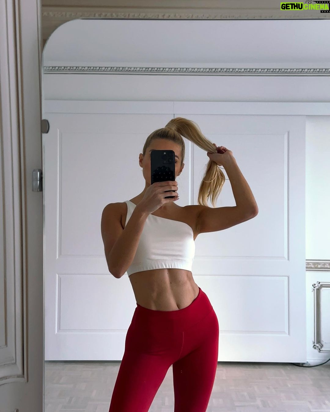 Pamela Reif Instagram - Who’s joining my LIVE Workout tomorrow at 6:30pm? ♥️📺 we will do a mix of 30min Abs / Core and 20min of Cardio / HIIT / Dancing 🕺🏼 I selected my current favorite workouts, I will give you tips on the way & sing along whenever it gets hard 🥵😂😂 knowing that so many people train, smile & siffer at the same time “with you” is like an extra boost of motivation!! - 10min Torture Tummy (this will be fun hahaaa) - 10min Trained Waist - 10min Standing Abs - 10min Party Dance - 10min Heartbeat on Fire 🔥🔥🔥🔥 PS: THANK YOU for the amazing feedback about Torture Tummy 🫣🫣🫣 I’m glad we have a new Killer Sixpack Challenge, that will make us stronger 🥸👀 #live #workout #motivated #together #pamelareif Live Workout
