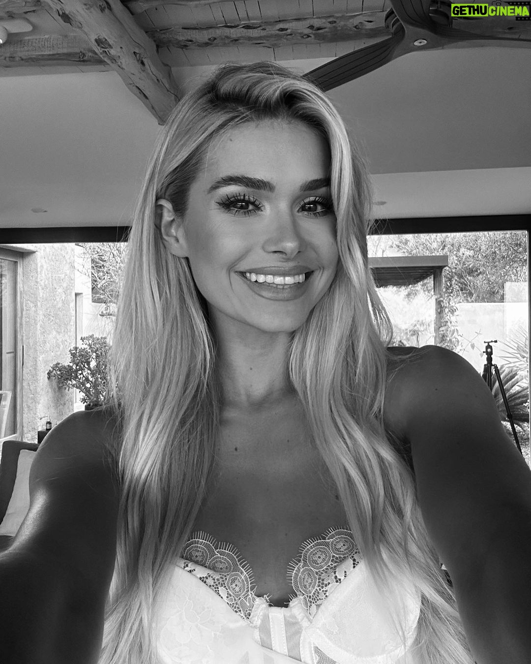 Pamela Reif Instagram - PAMUARY 🥸 how excited are you from 1 to 10? 🕺🏼 and which one part is your fave? 1️⃣ New Workout Plans every week - 13 versions! 2️⃣ Re-Start Workout Plan: A one-time plan you can use whenever you were sick or took a longer break. 3️⃣ 2 Live Sessions (Workout on Monday 08.01. 6:30pm - Cooking on Sunday 14.01. 11am) 4️⃣ 30 Day Recipe Challenge: Change your entire diet at once? Nah, let’s reduce pressure. Try at least 1 healthy recipe a day, which is easy to integrate into your life. Also nice to force yourself to try something new 🥸😂 Maybe you’ll find a new all-time fave! 5️⃣ Giveaways: Each Sunday, I will announce 3 people who get a 100€ coupon for éla or/and Naturally Pam. You can choose what you want to have, I will send it to your home. To take part in the giveaway, post a story of your Pam workout session or Pam recipe, tag me & use the hashtag #pamuary. Easy! 6️⃣ Pam’s Tip of the Day: Sharing hacks each morning in my story: about food, health, beauty, sports… Small things that I have maybe never shared - but I do them in my daily life! 📱If you want to become a Premium Member of my #PamApp to access all 500 recipes, all workout plan functions, pre-access for Naturally Pam launches, etc. - it’s only 2,49€ per month 🫶🏼 less than a water bottle at the airport, as I noticed yesterday hahaaaaa 😂 #pamuary #january #2024 #motivation