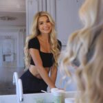 Pamela Reif Instagram - anzeige I Gewinnspiel 🎁 heute verlose ich 3x 300€ Gutscheine für @asambeauty 💌 als Last Minute Rettung für gaaaanz viele Weihnachtsgeschenke für einen Kosmetik Liebhaber oder euch selbst 🤭 mit 300€ könnt ihr online super viel bestellen! Es gibt hunderte Produkte im Online Shop, ich persönlich empfehle die Vino Gold Linie: Sie hat cleane Inhaltsstoffe mit einer patentierten Antioxidanzien-Formel und ist super als Anti Aging & Einsteiger Anti Aging Pflege, wenn sich die ersten Fältchen zu erkennen geben. Von dieser Linie ist auch die besagte Körpercreme, von der ich so geschwärmt habe 🥰 Für die Teilnahme: 1. Diesen Beitrag liken 2. @asambeauty und mir folgen 3. Kommentieren, worauf ihr euch diese Woche noch freut: Backen, letzte Geschenke kaufen, dekorieren, die Familie treffen, endlich Urlaub, mehr Zeit für Selfcare oder oder oder? Ich wähle die Gewinner in 48h aus & kontaktiere sie mit meinem Account (keinen Fakes glauben, wie immer 🥸). Dann könntet ihr den Gutschein auch noch als Geschenk ausdrucken 👀🎄viel Glück! #giveaway #gewinnspiel #christmas #weihnachten