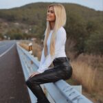 Pamela Reif Instagram - anzeige I 60 shades of black on white 🚦🖤 wearing my all-year favorite @calzedonia leather leggings, now in… thermoooo 🧊⛄️🥶 new styles are now in stores, for example with these little studs, lacing or also the one I was wearing in yesterday’s post 🫶🏼 #ootd #calzedonia #feelgoodincalzedonia Ibiza, Spain