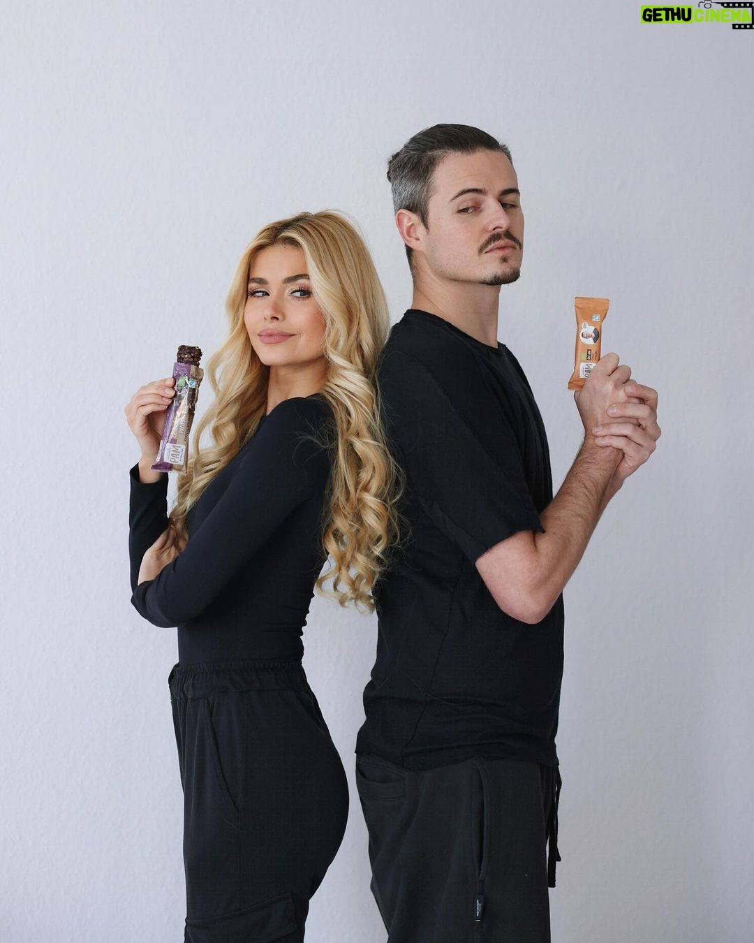 Pamela Reif Instagram - Dennis Limited Edition!! 🎈🫣 Which Team are you in? 👀 an Oatbar for all se Feinschmeckers 😮💨 this time it’s not a joke 😂😂 1. Team Dennis 🧋Imagine combining my best Oat Bar with the BEST Chai Latte & adding vegan white choc chunks and even more creaminess 🍦Something unique, far different than standard range. Because Dennis… would never do something boring 😅 We are sure you have NOT tasted something like this before! 2. Team Pam 🍫 Are you a chocolate lover? And want to treat your muscles with protein? While still not eating “too many” calories? My newest flavour is making me proud! The Chocolate Crisp is chocolatey like neverrrr before! Compared to the other flavours it tastes richer, more chocolatey and a hint sweeter and fuller 💪🏼 However, it’s still a „performance“ protein bar with only 126kcal, only 7g of carbs and 4g of sugar (that’s so low!) and a high fiber content, that will keep you full. So: Do you need a super light snack, that satisfies your wish for chocolate but doesn’t feel like a „cheat“? This is it. 🌱 both are organic, vegan, gluten free, without artificial sweeteners / colorants / flavourings or preservatives & made with loooooove ➡️ www.naturally-pam.com available as long as stock lasts on Let us know what you think, Dennis is so hyped to finally have his own Limited Edition!! #new #launchday #sibilings #wohoo #chai #chocolate #pamelareif #naturallypam Out Now