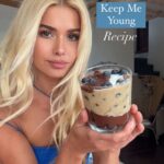 Pamela Reif Instagram - I present: the antioxidant powerhouse! 💪🏼👩🏼‍🍳🫐 Soaked Oats with multiple layers - blueberry-banana, a low sugar cacao cream & a base of blueberries. It is fuuuull of healthy antioxidants that literally keep us young and fit, to make not only our taste buds happy… but all the cells in our body too 🫣👀 💡Why are antioxidants important? They protect against free radicals from bad environmental influences, like toxins and heavy metals - that we are all exposed to. The body’s own cells also produce these as waste products, if you for example eat too much sugar at once. The problem: Free radicals attack our body’s cells, can disrupt their function and damage them, making us age faster and more prone to disease 🤒 🍫 Raw cocoa contains an extraordinary amount of antioxidants, over 40x as much as 🫐 and therefore has a 40x better ability to absorb free radicals 😮‍💨🕺🏼It’s also super high in fiber, which keeps us full, helps stabilizing blood sugar and makes us happy thanks to the amino acid tryptophan, which is converted into serotonin (happy hormone) - just like chocolate is always said to do. But here without sugar, in its purest form with its maximum health benefits 👀💪🏼 Preparation: 1️⃣ Cocoa cream: stir 15g cocoa powder with 30-40ml water. Sweeten to taste, I actually like it as bitter as it is haha. Place in the fridge. 2️⃣ Mash 1/2 banana, mix with 40g oats, 150ml plant milk, 15g nut butter, a pinch of salt and half the blueberries. Optionally add some chocolate chips. 3️⃣ Let all the components sit separately in the fridge for at least 3h or overnight: Cocoa cream, porridge and the remaining berries. 4️⃣ Once everything has soaked, it’s time for layering! 1. Blueberries go first, set a few aside for the topping 2. top with a generous layer of cocoa cream, also keep a dollop for topping 3. The porridge goes in after 4. Top with the saved ingredients & optionally some yogurt 480 kcal - 15g protein - 55g carbs - 17g sugar - 19g fiber - 19g fat - 13g unsaturated 📱recipe from my #pamapp 🫶🏼 search for „antioxidants“ or „oats“ & tag me in your creations! #pamelareif #cooking #recipe #healthy #oats #tutorial #fitness #food