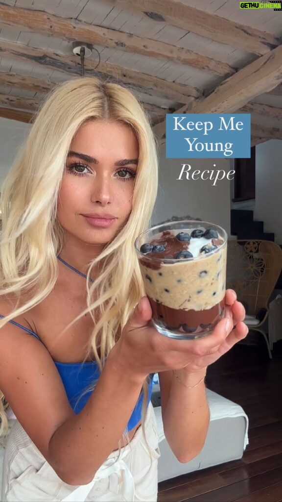 Pamela Reif Instagram - I present: the antioxidant powerhouse! 💪🏼👩🏼‍🍳🫐 Soaked Oats with multiple layers - blueberry-banana, a low sugar cacao cream & a base of blueberries. It is fuuuull of healthy antioxidants that literally keep us young and fit, to make not only our taste buds happy… but all the cells in our body too 🫣👀 💡Why are antioxidants important? They protect against free radicals from bad environmental influences, like toxins and heavy metals - that we are all exposed to. The body’s own cells also produce these as waste products, if you for example eat too much sugar at once. The problem: Free radicals attack our body’s cells, can disrupt their function and damage them, making us age faster and more prone to disease 🤒 🍫 Raw cocoa contains an extraordinary amount of antioxidants, over 40x as much as 🫐 and therefore has a 40x better ability to absorb free radicals 😮‍💨🕺🏼It’s also super high in fiber, which keeps us full, helps stabilizing blood sugar and makes us happy thanks to the amino acid tryptophan, which is converted into serotonin (happy hormone) - just like chocolate is always said to do. But here without sugar, in its purest form with its maximum health benefits 👀💪🏼 Preparation: 1️⃣ Cocoa cream: stir 15g cocoa powder with 30-40ml water. Sweeten to taste, I actually like it as bitter as it is haha. Place in the fridge. 2️⃣ Mash 1/2 banana, mix with 40g oats, 150ml plant milk, 15g nut butter, a pinch of salt and half the blueberries. Optionally add some chocolate chips. 3️⃣ Let all the components sit separately in the fridge for at least 3h or overnight: Cocoa cream, porridge and the remaining berries. 4️⃣ Once everything has soaked, it’s time for layering! 1. Blueberries go first, set a few aside for the topping 2. top with a generous layer of cocoa cream, also keep a dollop for topping 3. The porridge goes in after 4. Top with the saved ingredients & optionally some yogurt 480 kcal - 15g protein - 55g carbs - 17g sugar - 19g fiber - 19g fat - 13g unsaturated 📱recipe from my #pamapp 🫶🏼 search for „antioxidants“ or „oats“ & tag me in your creations! #pamelareif #cooking #recipe #healthy #oats #tutorial #fitness #food
