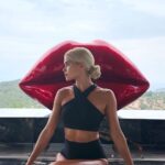 Pamela Reif Instagram – anzeige | The Wave, Ibiza 📍🌊 appreciation post for the beautiful mansion we shot my éla campaign in 🥹 and yes, you haven’t seen any results yet 🤣😅 picture selection is still on my to do list 🫣 

We stayed for 5 days with the entire team (so many people this time!!! 15 people helping me here). What’s your favorite part? The pool? The lips? I‘m obvvvvviously all for the view and the magical sunrise & sunset light 😬 as always hoho. 

📍@thewaveibiza 

#photoshoot #ibiza #elabeauty #familyproject #thewaveibiza The Wave Ibiza