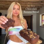 Pamela Reif Instagram - My classic Banana Bread Recipe (you can find it in my Pam App) was an absolute hit 🍰😮‍💨 After 115.000 likes and thousands of happy messages, it was about time for a follow-up with... chocolateeeee 🕺🏼🍫 - Texture: incredibly tender, fluffy & juicy - Topping: a pretty nut butter swirl! - Taste: rich in cocoa, naturally sweet from bananas, special by adding big banana pieces and dates & not „heavy“ at all 1 serving = makes ca. 500g cake = approx. 10 slices I did double the portion here. 👩🏼‍🍳Ingredients: 150g wholegrain spelt flour 50g ground nuts 30g cocoa powder optional: 2 tbsp coconut sugar 1-2 tsp baking powder 1 tsp salt 250g banana 40g dates 60g dark chocolate 30g coconut oil 100ml plant milk 1 tsp vinegar 10-30g nut butter for the swirl 📱Find this recipe in my #PamApp 🍰 search for „Banana Bread“ and follow the recipe step by step, you can also adjust the portions without calculating in your head! #pamelareif #baking #recipe #cake #bananabread #bananenbrot