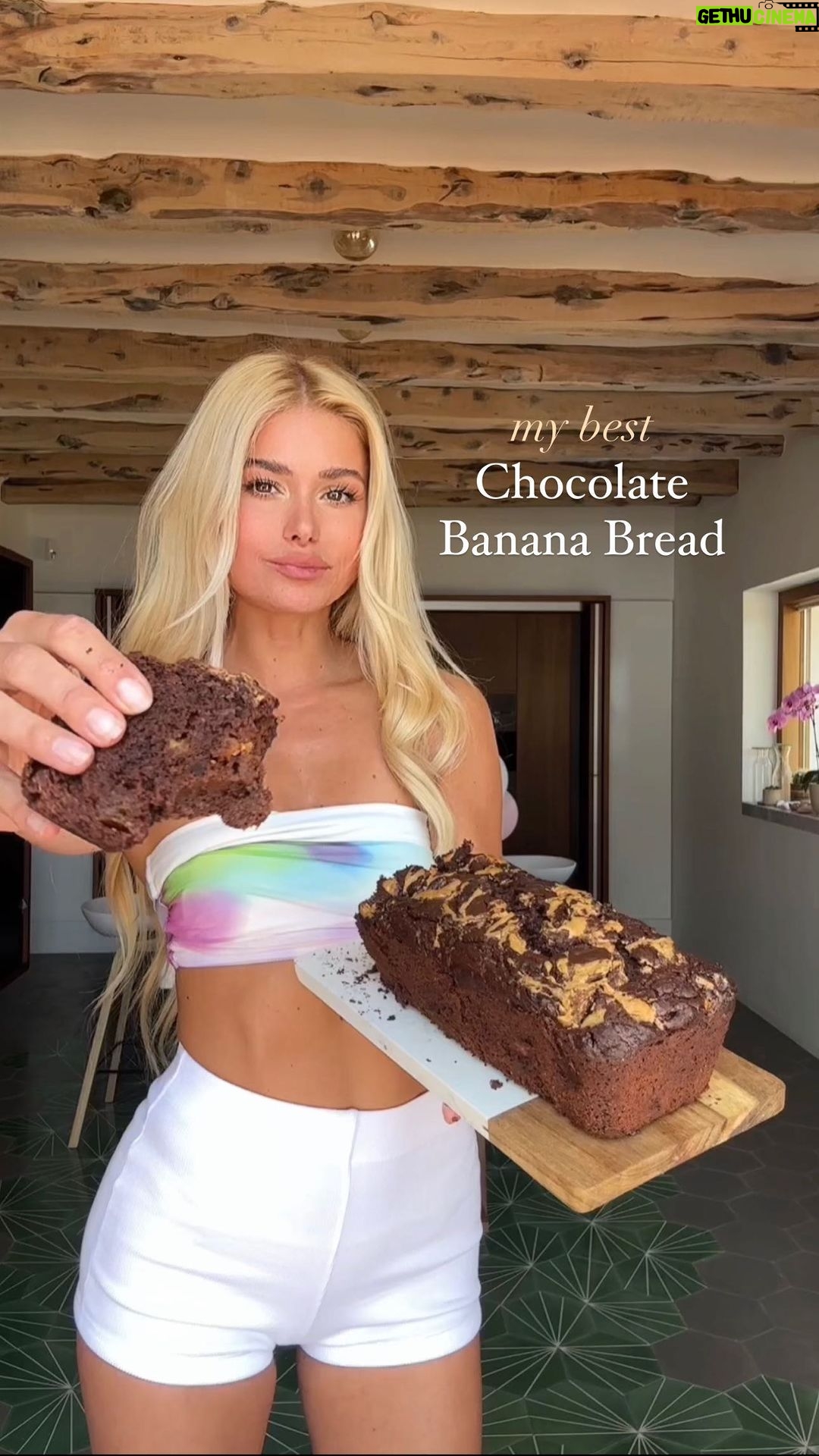 Pamela Reif Instagram - My classic Banana Bread Recipe (you can find it in my Pam App) was an absolute hit 🍰😮💨 After 115.000 likes and thousands of happy messages, it was about time for a follow-up with... chocolateeeee 🕺🏼🍫 - Texture: incredibly tender, fluffy & juicy - Topping: a pretty nut butter swirl! - Taste: rich in cocoa, naturally sweet from bananas, special by adding big banana pieces and dates & not „heavy“ at all 1 serving = makes ca. 500g cake = approx. 10 slices I did double the portion here. 👩🏼🍳Ingredients: 150g wholegrain spelt flour 50g ground nuts 30g cocoa powder optional: 2 tbsp coconut sugar 1-2 tsp baking powder 1 tsp salt 250g banana 40g dates 60g dark chocolate 30g coconut oil 100ml plant milk 1 tsp vinegar 10-30g nut butter for the swirl 📱Find this recipe in my #PamApp 🍰 search for „Banana Bread“ and follow the recipe step by step, you can also adjust the portions without calculating in your head! #pamelareif #baking #recipe #cake #bananabread #bananenbrot