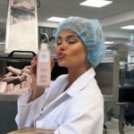 Pamela Reif Instagram – 💌 Have you already signed up for my @ela.beauty newsletter? 👀 I will send out the next one on Sunday – talking more about why I called my brand „éla“, the connection to my mom & what it means to me.
PS: if you sign up, you also have the chance to be one of 10.000 people who can place an order a couple of days earlier than the rest & therefore receive your package as the verrrrry first one 🏠😬
#ela #elanaturalbeauty #comingsoon #pamelareif