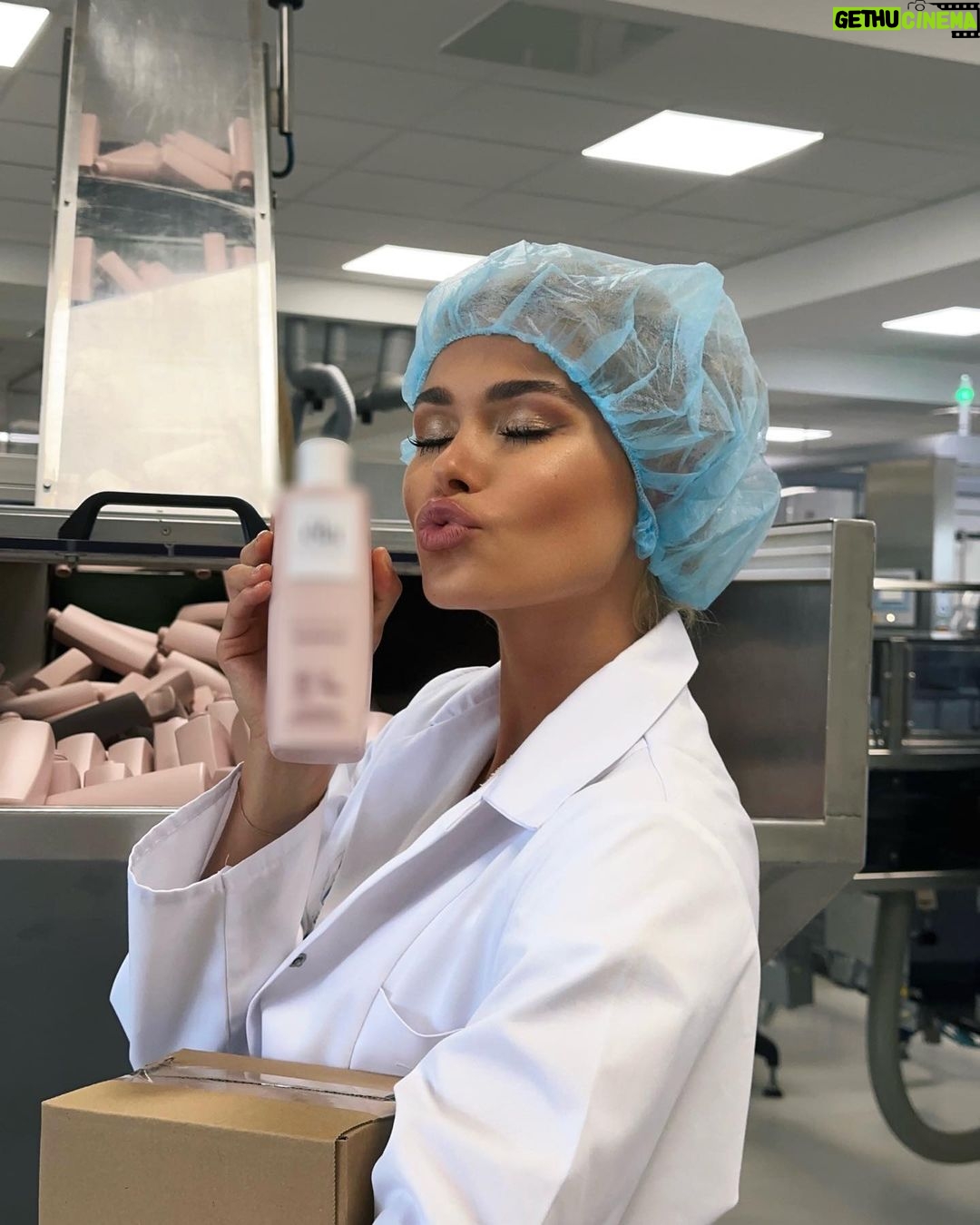 Pamela Reif Instagram - π Have you already signed up for my @ela.beauty newsletter? π I will send out the next one on Sunday - talking more about why I called my brand βΓ©laβ, the connection to my mom & what it means to me. PS: if you sign up, you also have the chance to be one of 10.000 people who can place an order a couple of days earlier than the rest & therefore receive your package as the verrrrry first one π π¬ #ela #elanaturalbeauty #comingsoon #pamelareif
