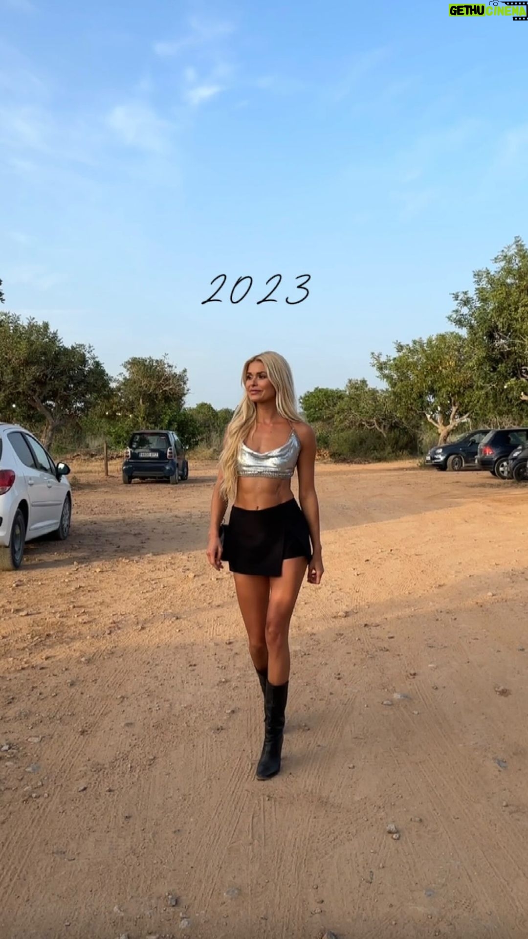 Pamela Reif Instagram - another year of doing everything & more ♥️ 34 workout videos created with love, 150 shared recipes, 6 new NP products (with a personal love to the nut butters), my new haircare company éla, billboards, photoshoots, collections, trips to hug fans all around the world… this video was 10min long at first 🫣 and what am I probably most grateful for…? my discipline 🤣🤣🤣 let’s inspire, empower & give each other strength - let’s make social media a positive place again ♥️ #2023 #2024 #smile