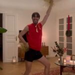 Pamela Reif Instagram - DANCING AROUND THE WORLD - Part 2 ♥️🌍every person just having a dance party at home is just fillllling my heart with joy! 😂🕺🏼🕺🏼🕺🏼 Imagine what’s going on in your neighbor’s living room - isn’t this just hilarious? 👀🫣 I love it!! #christmas #2023 #dance #pamelareif #happiness #workout