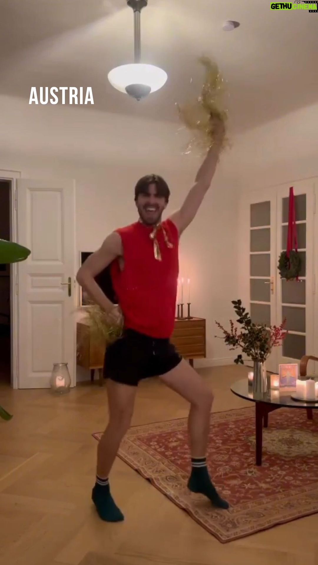 Pamela Reif Instagram - DANCING AROUND THE WORLD - Part 2 ♥️🌍every person just having a dance party at home is just fillllling my heart with joy! 😂🕺🏼🕺🏼🕺🏼 Imagine what’s going on in your neighbor’s living room - isn’t this just hilarious? 👀🫣 I love it!! #christmas #2023 #dance #pamelareif #happiness #workout
