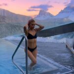 Pamela Reif Instagram - only a few things are more awkward than walking through water for the camera 🤣 I walk like an elegant slowwww mooootttioooooon sloth but it’s actually real speed 🦥😂😭 jokes aside: never forgetting this sunset 🤤🤤🤤🤤 #sunsetlover