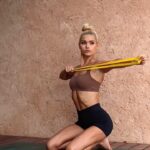 Pamela Reif Instagram - Upper Body + Booty Band 🤎🔥seems easy but is magic for your back & posture 🧷 save it for later! 📺 find the full 10min real-time Version in YT & comment if you tried it! This workout is not sweaty at all, it focusses on the strength and activation of your muscles, also great if you don’t have any heavy equipment at home. It burns like fireeee ☄️ If you are sitting a lot or have an office job, this should work great for you as well! - MAIN FOCUS: Back, Shoulders + Posture - SECONDARY MUSCLES: Core / Abs, Triceps, Biceps 1. START YOUR GYM WORKOUT with this video for muscle activation. Makes such a difference once you grab heavy weights! 2. DO IT AT HOME for minimal equipment & maximum burn. 3. You can INCREASE INTENSITY by using a stronger Booty Band or 2 at once. 4. Use it as a BURN OUT in the end of any session. 🎵 My Love by @leighannepinnock & @ayrastarr #pamelareif #workout #fitness #upperbody #muscle