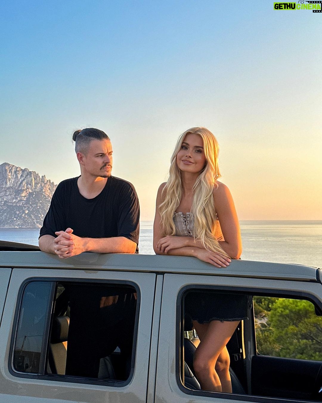 Pamela Reif Instagram - Anzeige I Uhhhh we got Dennis in front of the lense - das klappt einmal im Schaltjahr 🌞 maybe because he’s the main driver of this dusty colored baby 🚖 I’m always the one to say „you drive - I need to be on my phone“ hohoooo. In any case: we’ve never shown you our Ibiza car 🤓 We went for a @jeep Wrangler Sahara, with a panorama roof & the best color I could imagine on this dusty island. Going fast is not the main argument here - gliding elegantly over rocks and wannabe-streets, a Wrangler was almost a no brainer. It was love at first pothole (Schlagloch) 💌 Wir haben ihn genau so bei @autohauskoenig_de gefunden 🫶🏼 @jeep_deutschland #wrangler #jeep #ibiza #siblings #summer Ibiza, Spain