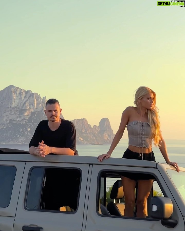Pamela Reif Instagram - Anzeige I Uhhhh we got Dennis in front of the lense - das klappt einmal im Schaltjahr 🌞 maybe because he’s the main driver of this dusty colored baby 🚖 I’m always the one to say „you drive - I need to be on my phone“ hohoooo. In any case: we’ve never shown you our Ibiza car 🤓 We went for a @jeep Wrangler Sahara, with a panorama roof & the best color I could imagine on this dusty island. Going fast is not the main argument here - gliding elegantly over rocks and wannabe-streets, a Wrangler was almost a no brainer. It was love at first pothole (Schlagloch) 💌 Wir haben ihn genau so bei @autohauskoenig_de gefunden 🫶🏼 @jeep_deutschland #wrangler #jeep #ibiza #siblings #summer Ibiza, Spain